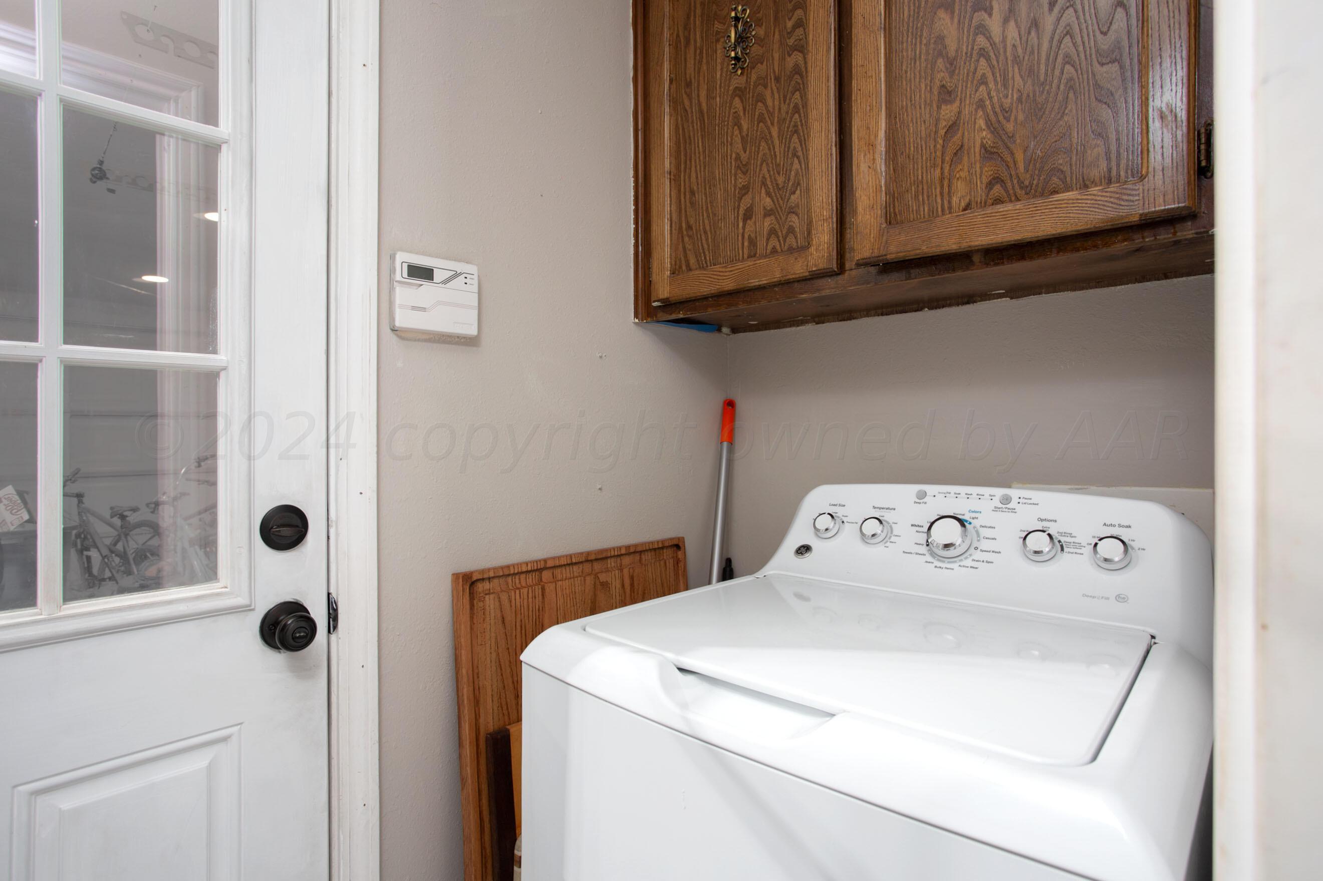 8122 Santa Fe Trail Amarillo, TX 79110 - Photo 9 of 23 a utility room with dryer and washer