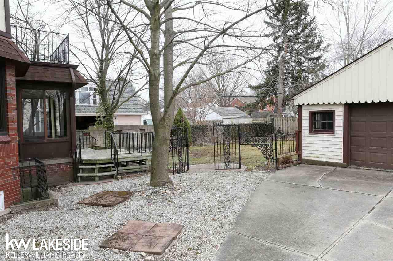 963 Roslyn Road Grosse Pointe, MI 48236 - Photo 4 of 30 50068661-3.JPG