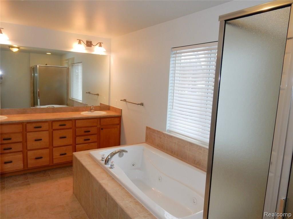 3382 Everett Drive Rochester, MI 48307 - Photo 47 of 92 MasterBathroom (4) (Large).JPG