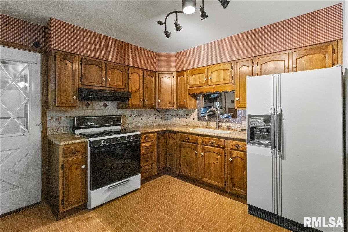 105 Beloit Road Marquette Heights, IL 61554 - Photo 13 of 32 Gallery Image 13