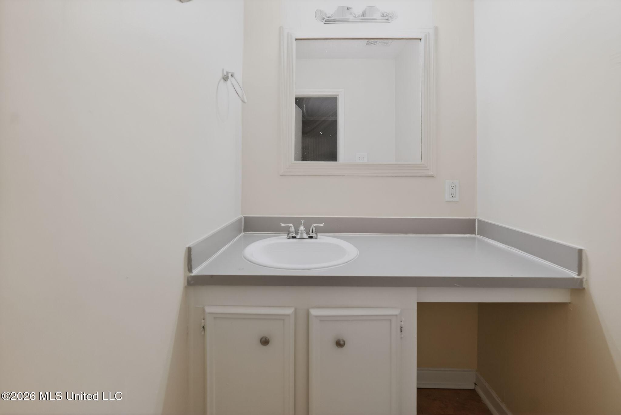 4597 Kirkley Drive Jackson, MS 39206 - Photo 42 of 44 42_4597_Kirkley_Dr_Jackson_MS_39206-Bath