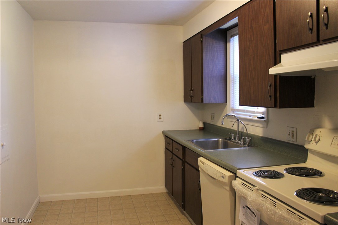 1184 Gordon Road Lyndhurst, OH 44124 - Photo 4 of 22 Open area for a Kitchen table and chairs. Recently painted.