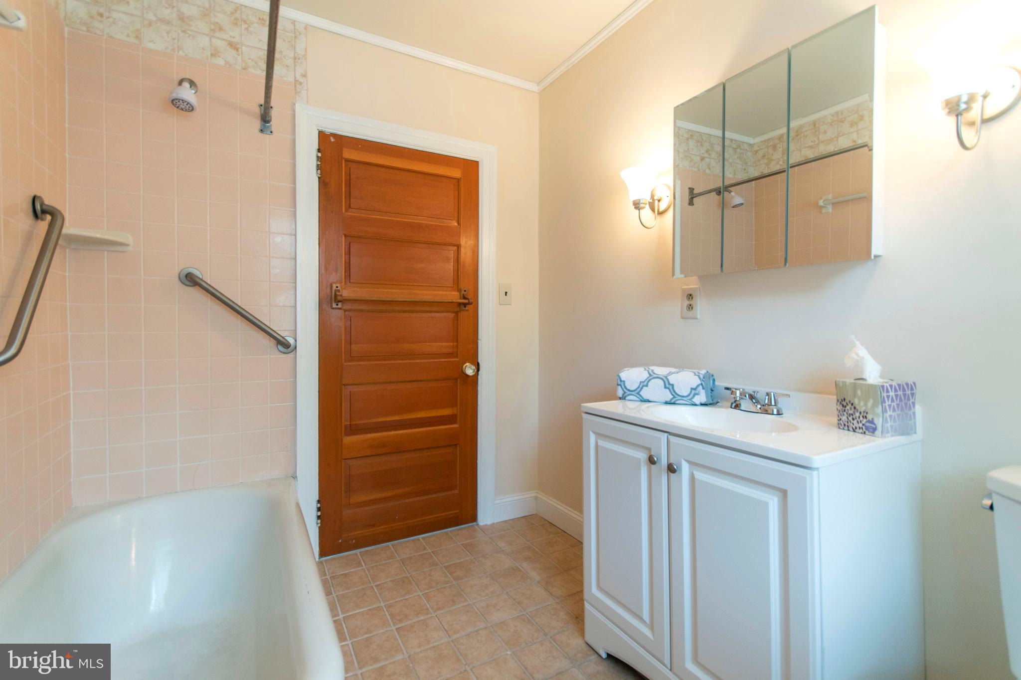 139 Township Line Road Jenkintown, PA 19095 - Photo 15 of 17 2nd Floor Bath