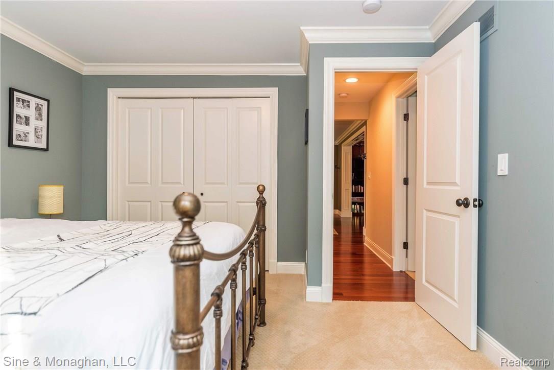 5350 Longmeadow Road Bloomfield Hills, MI 48304 - Photo 27 of 45 Crown detail and neutral carpet
