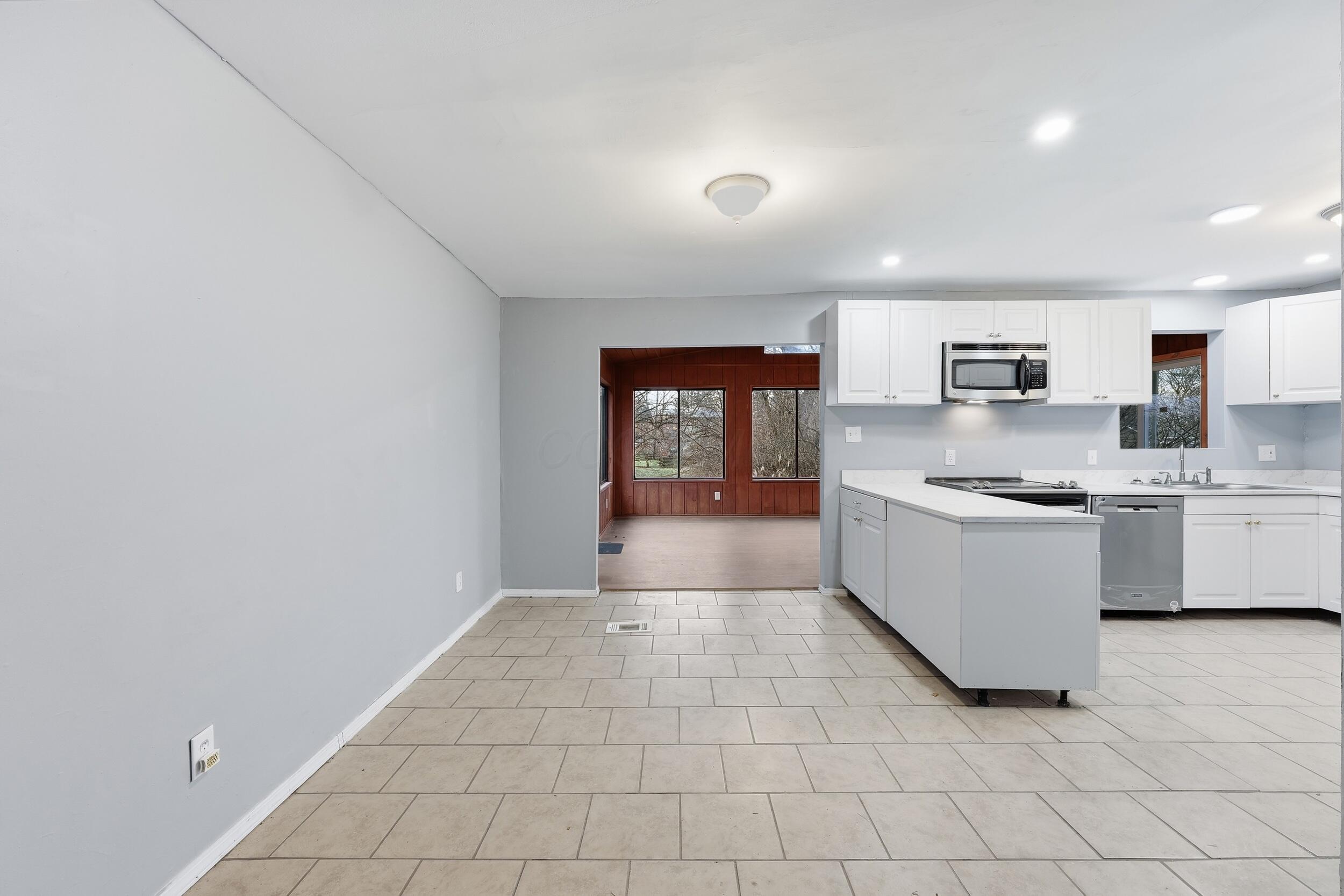 1485 Norma Road Columbus, OH 43229 - Photo 10 of 31 Kitchen