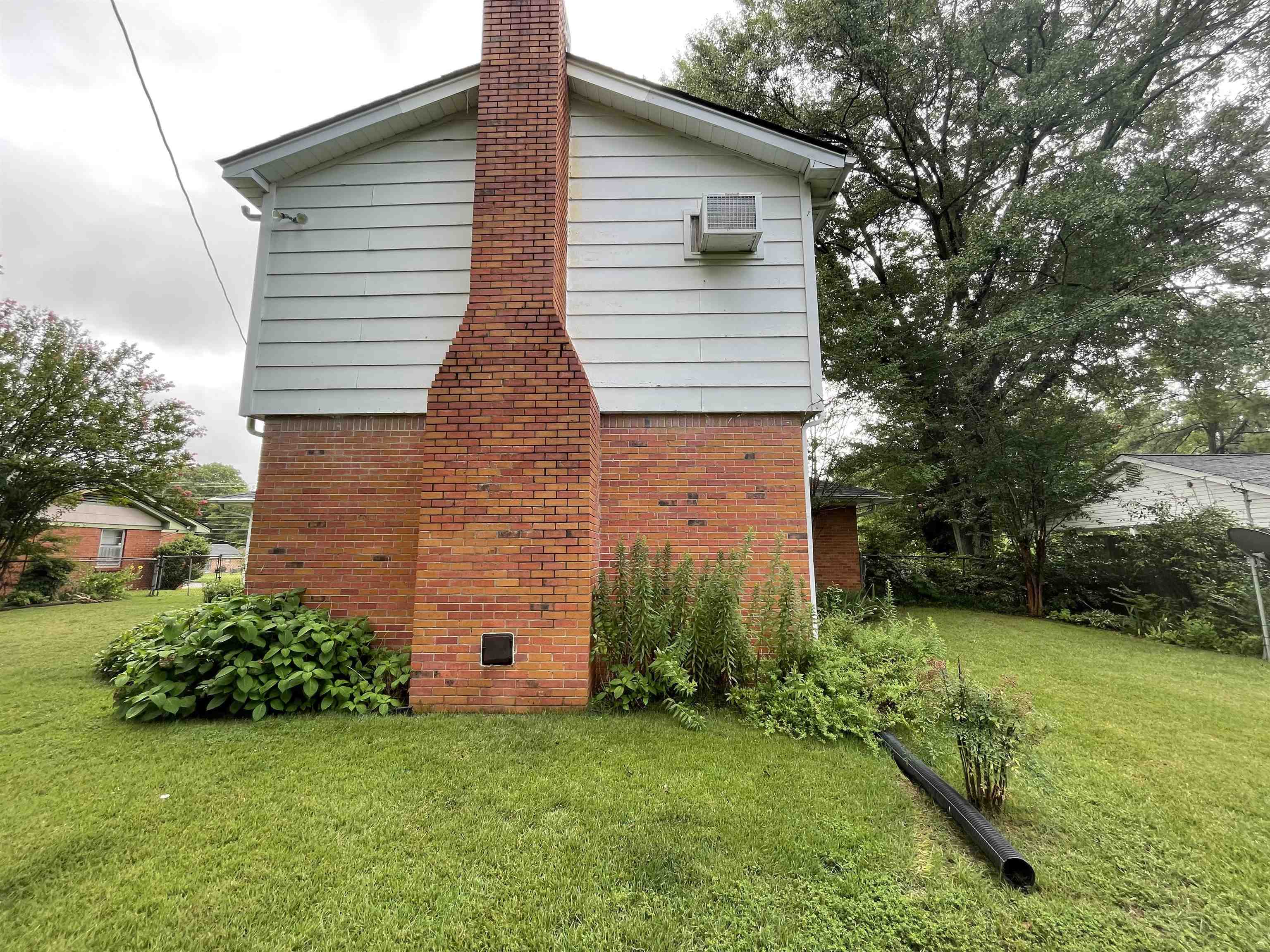4857 Millbranch Road Memphis, TN 38116 - Photo 29 of 31 View of side of home with a yard