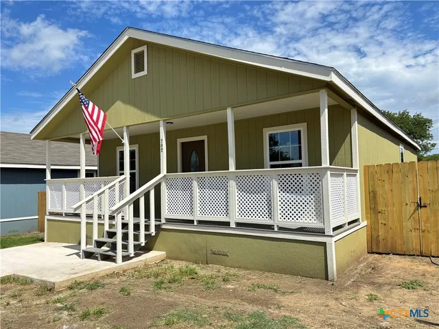 $199,900 | 702 East 5th Street, Nixon, TX 78140