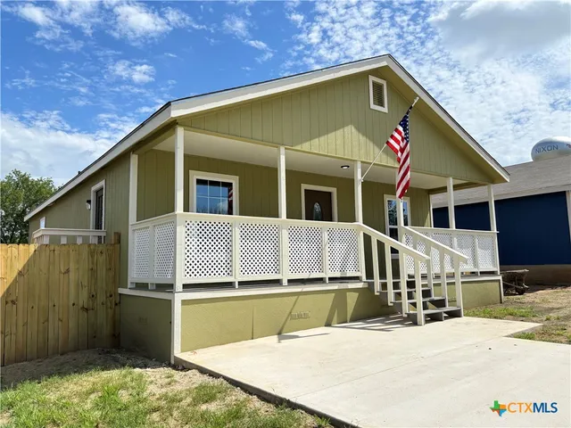 $199,900 | 702 East 5th Street, Nixon, TX 78140