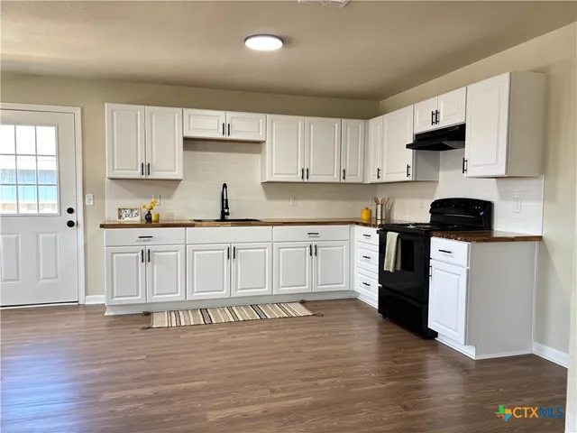 $199,900 | 702 East 5th Street, Nixon, TX 78140