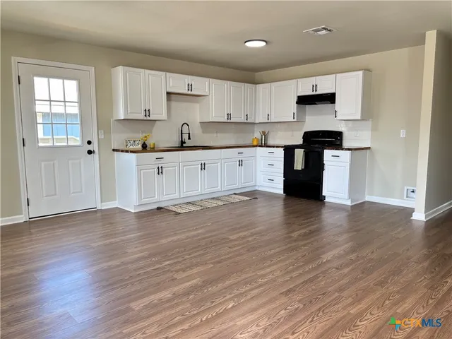 $199,900 | 702 East 5th Street, Nixon, TX 78140