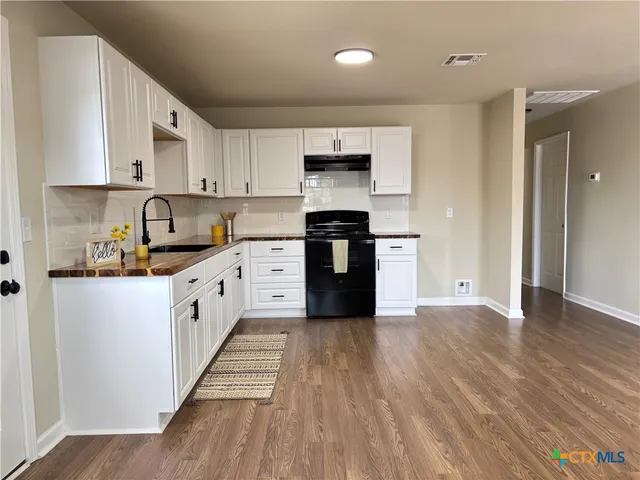 $199,900 | 702 East 5th Street, Nixon, TX 78140