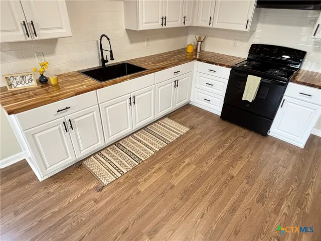 $199,900 | 702 East 5th Street, Nixon, TX 78140