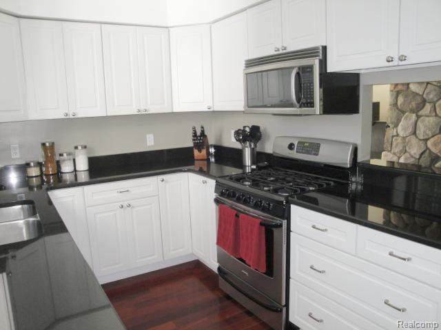 1038 East Gunn Road Rochester, MI 48306 - Photo 7 of 20 #7 Kitchen 2.jpg