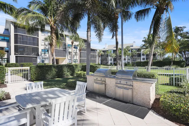 $899,900 | 915 Bay Colony Drive South, Juno Beach, FL 33408