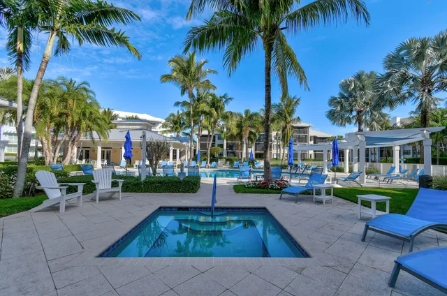 $899,900 | 915 Bay Colony Drive South, Juno Beach, FL 33408