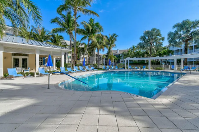 $899,900 | 915 Bay Colony Drive South, Juno Beach, FL 33408