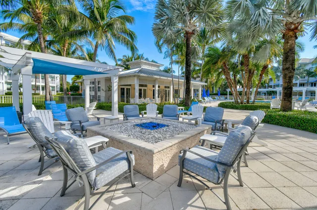 $899,900 | 915 Bay Colony Drive South, Juno Beach, FL 33408