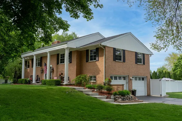 $448,500 | 1206 Fairfield Drive, Mount Pleasant, MI 48858