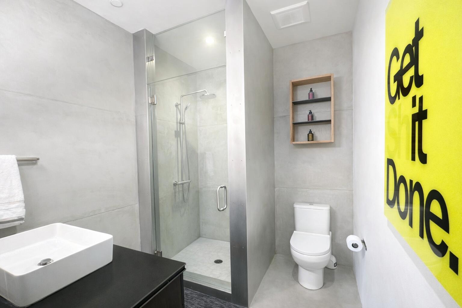 130 Gulf Stream Lane, Unit C Hailey, ID 83333 - Photo 8 of 25 17. Apartment Bathroom