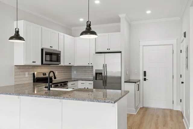 $2,150 | 843 Main Street, Unit 102, Clinton, MA 01510