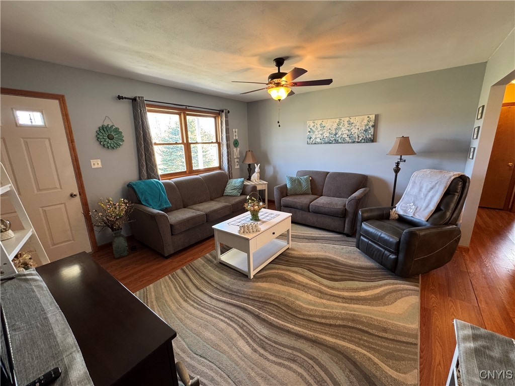4903 Fox Road Verona, NY 13421 - Photo 10 of 30 Spacious living room w/ closet