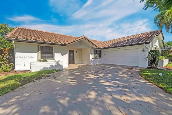a view of a house with a yard