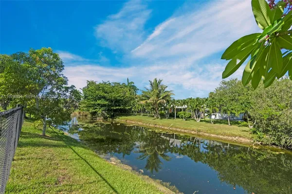 a view of house with garden