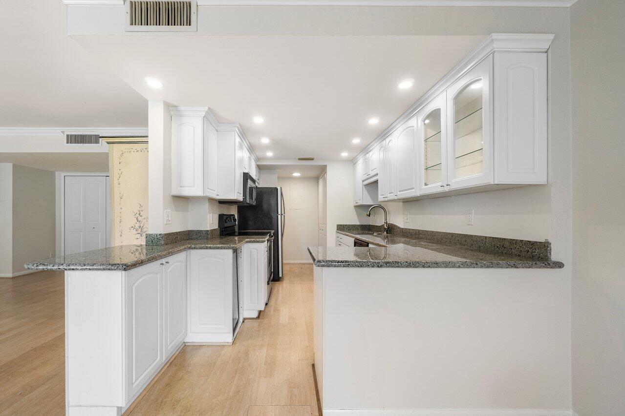 799 Jeffery Street, Unit 312 Boca Raton, FL 33487 - Photo 7 of 33 Kitchen