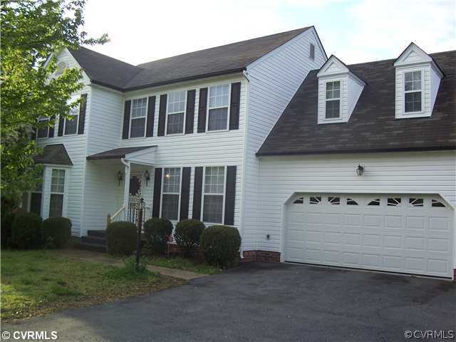 a view of a house with backyard