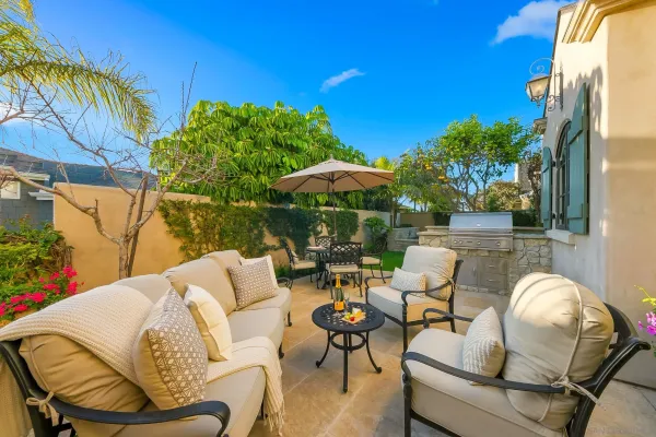 a view of a backyard