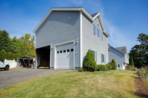 a view of a house with backyard