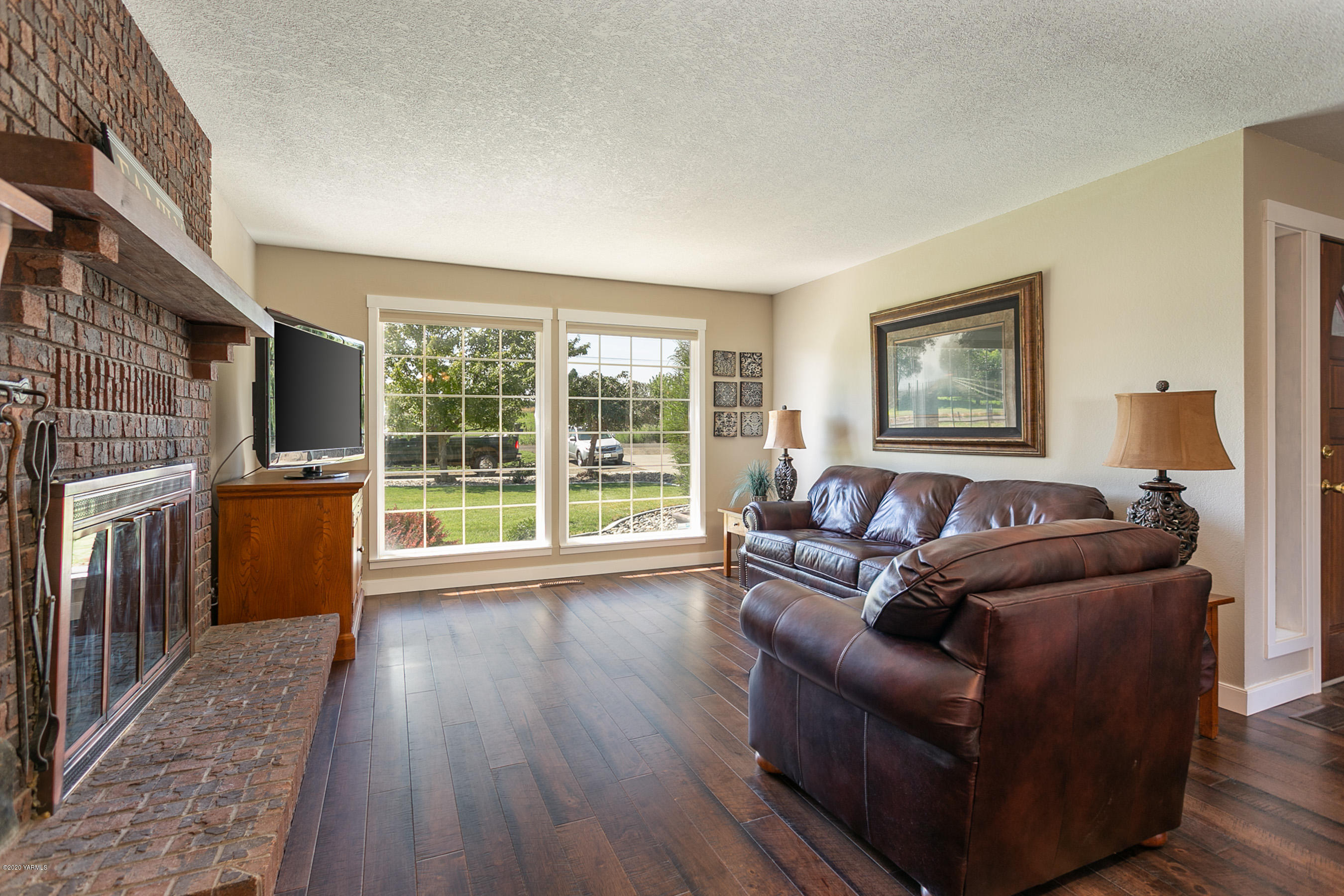 601 Brewer Road Grandview, WA 98930 - Photo 3 of 32 a living room with furniture and a large window