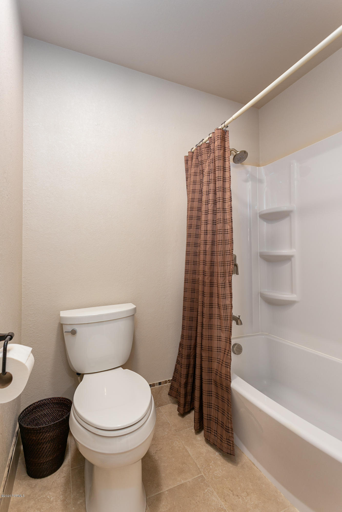 601 Brewer Road Grandview, WA 98930 - Photo 23 of 32 a bathroom with a toilet and a bathtub