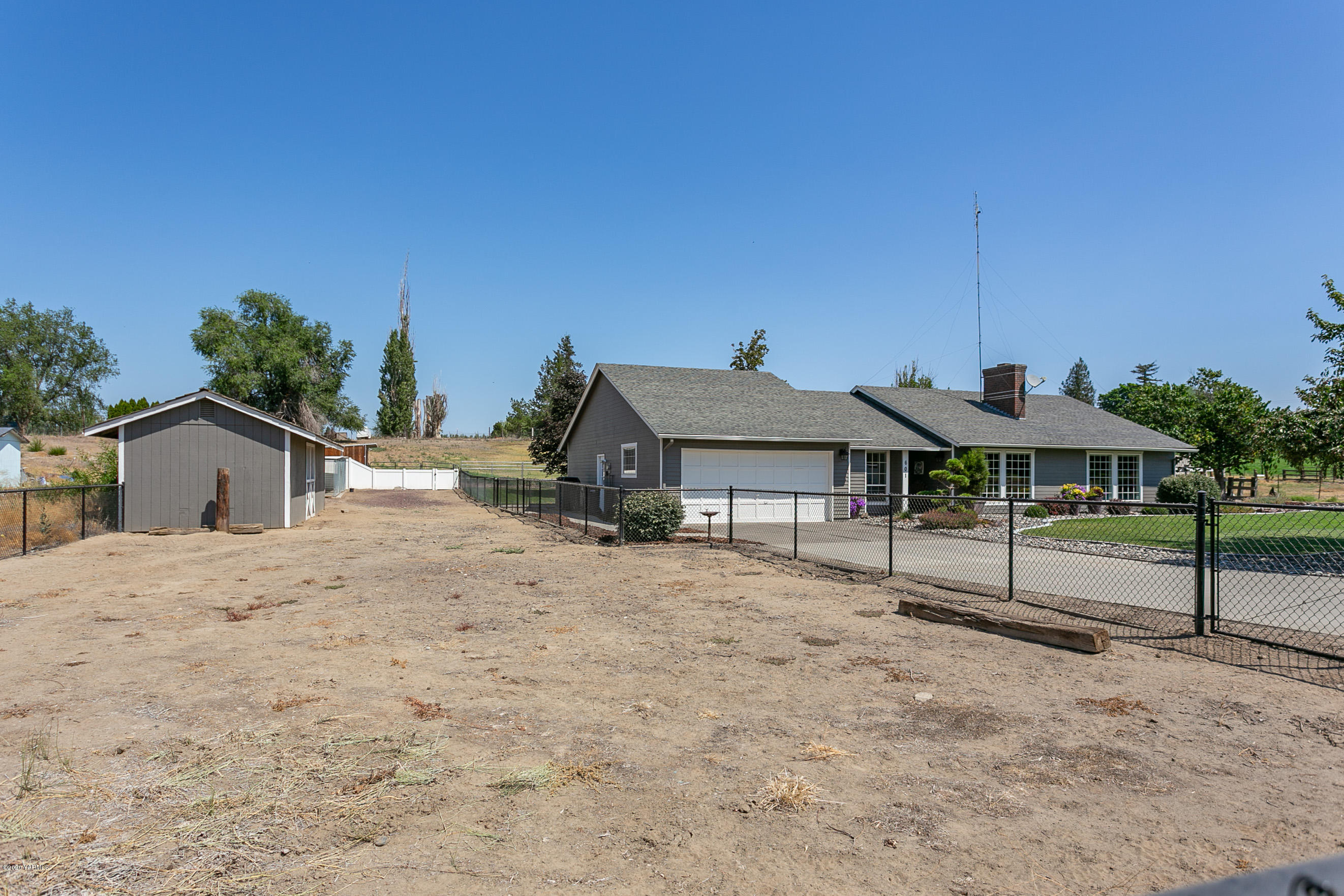 601 Brewer Road Grandview, WA 98930 - Photo 29 of 32 a view of a house with a backyard