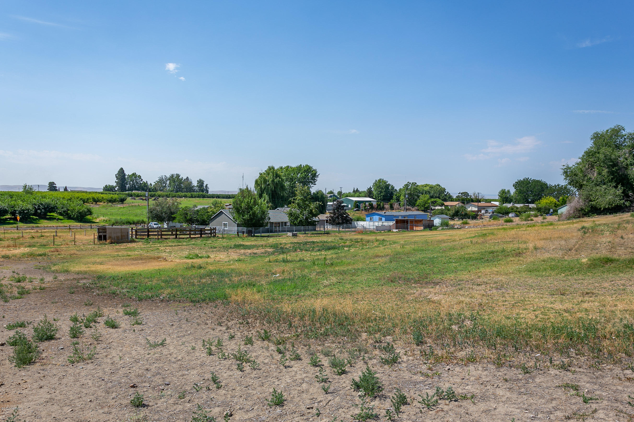 601 Brewer Road Grandview, WA 98930 - Photo 31 of 32 a view of an outdoor space and a yard