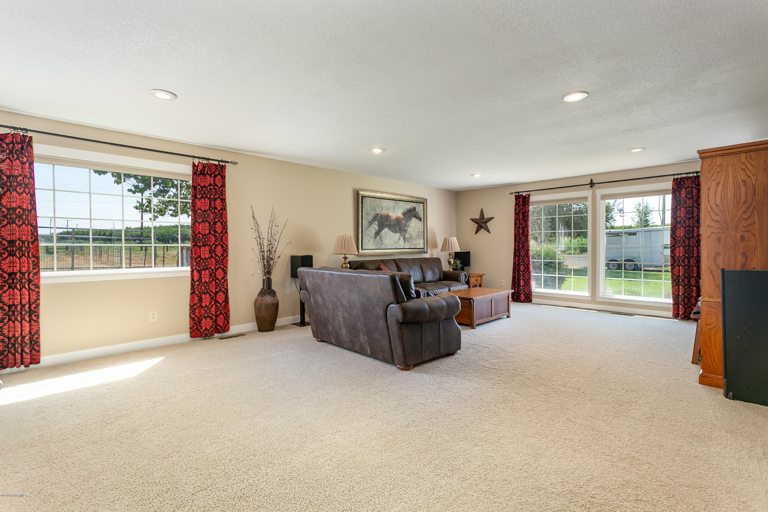 601 Brewer Road Grandview, WA 98930 - Photo 6 of 32 a living room with furniture and a large window