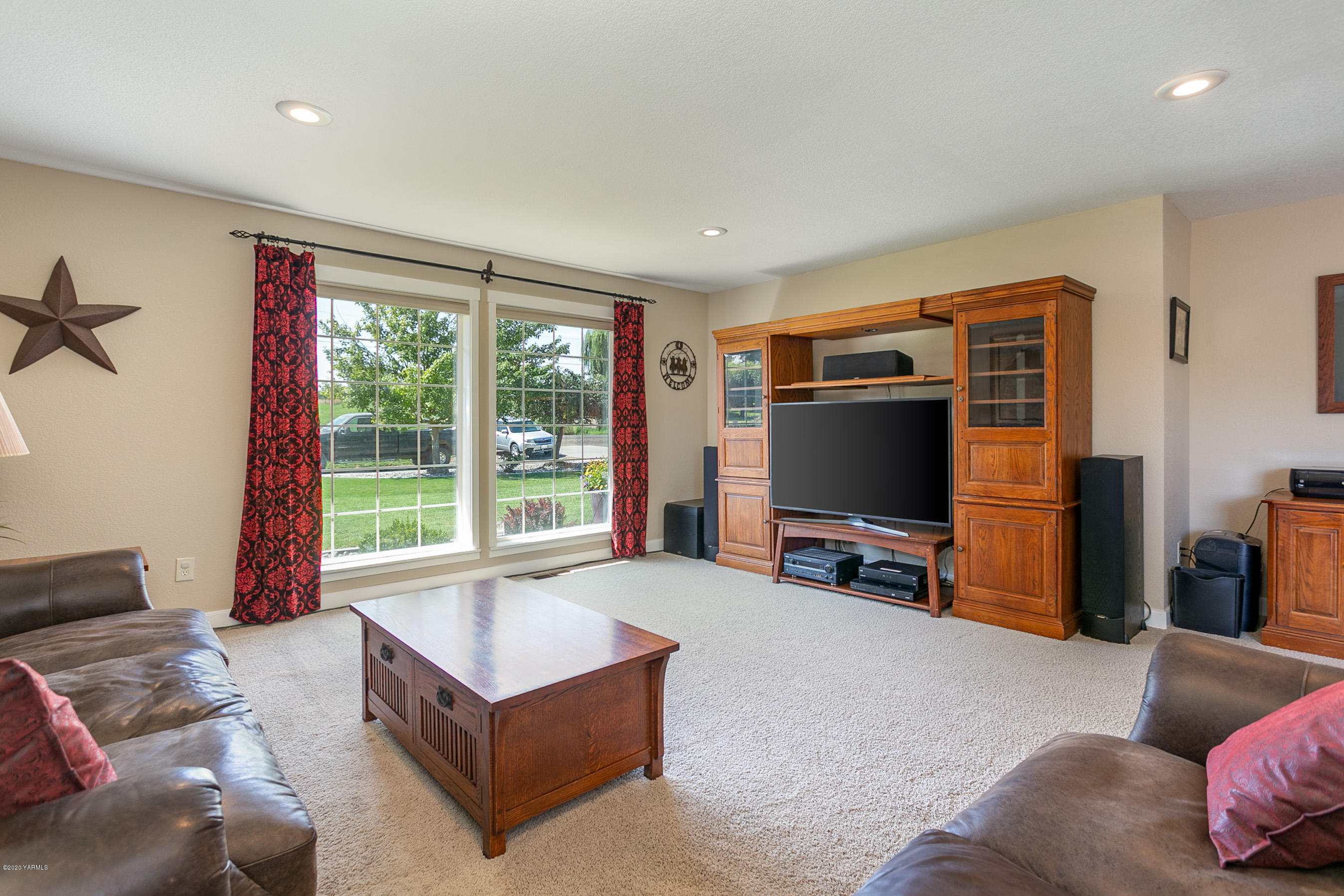 601 Brewer Road Grandview, WA 98930 - Photo 7 of 32 a living room with furniture and a flat screen tv