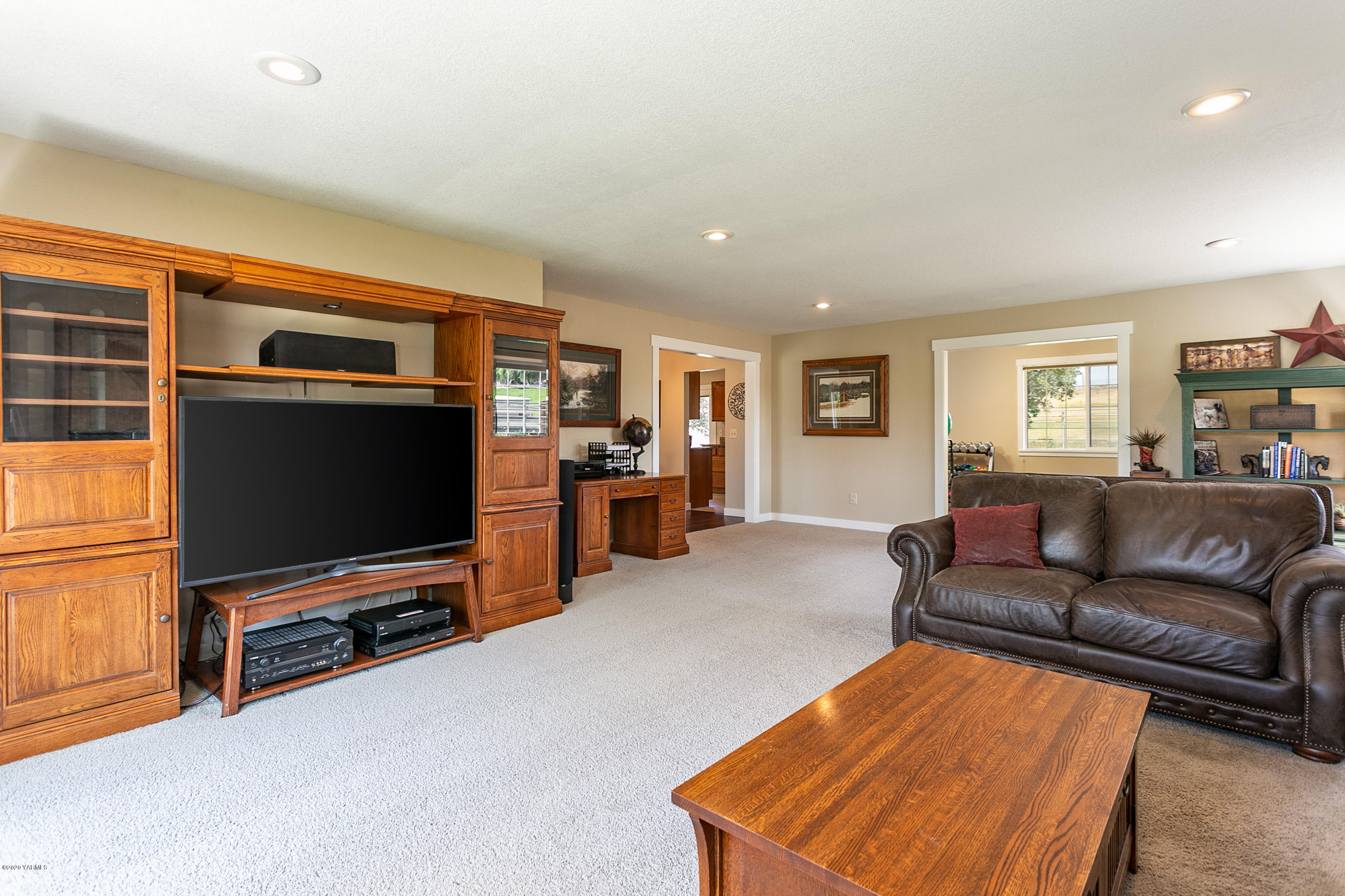 601 Brewer Road Grandview, WA 98930 - Photo 8 of 32 a living room with furniture and a flat screen tv