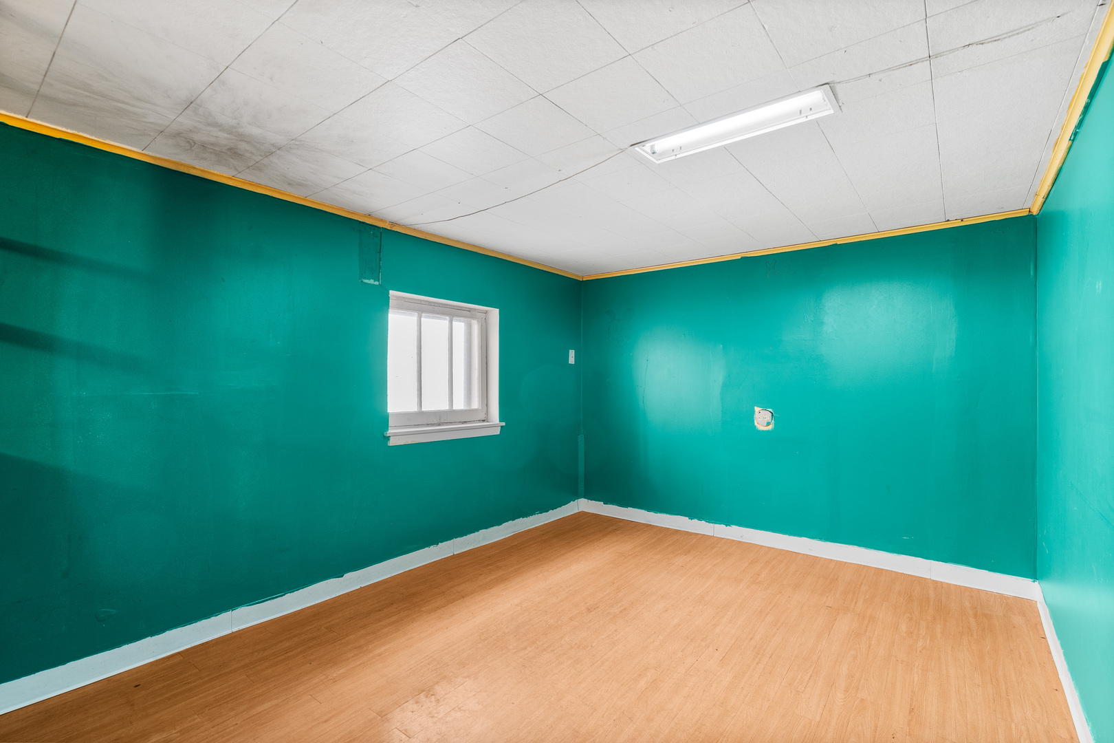 7845 45th Street Lyons, IL 60534 - Photo 19 of 31 a view of a big room with windows