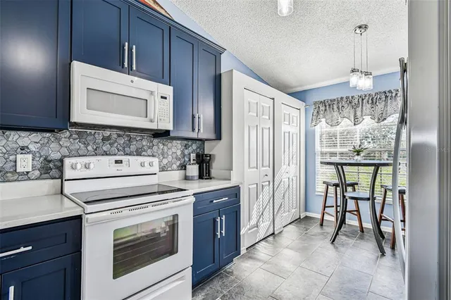 $1,900 | 4210 Caddie Drive East, Unit 202, Bradenton, FL 34203