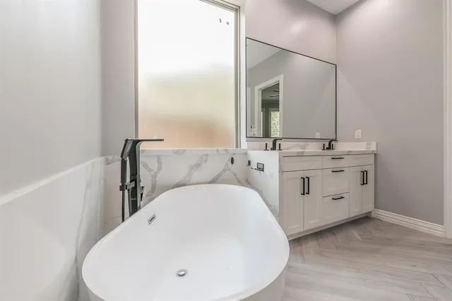 a en suite bathroom with a double vanity sink and mirror