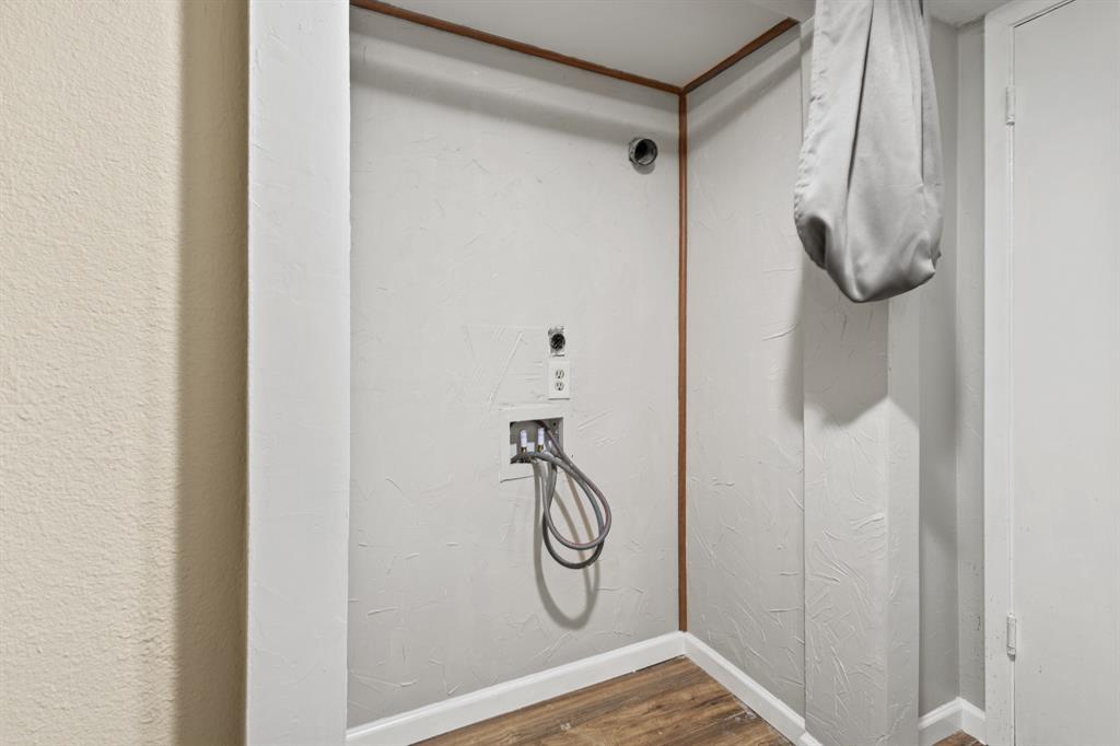 5634 Boca Raton Boulevard, Unit 209 Fort Worth, TX 76112 - Photo 10 of 24 a bathroom with a glass shower door