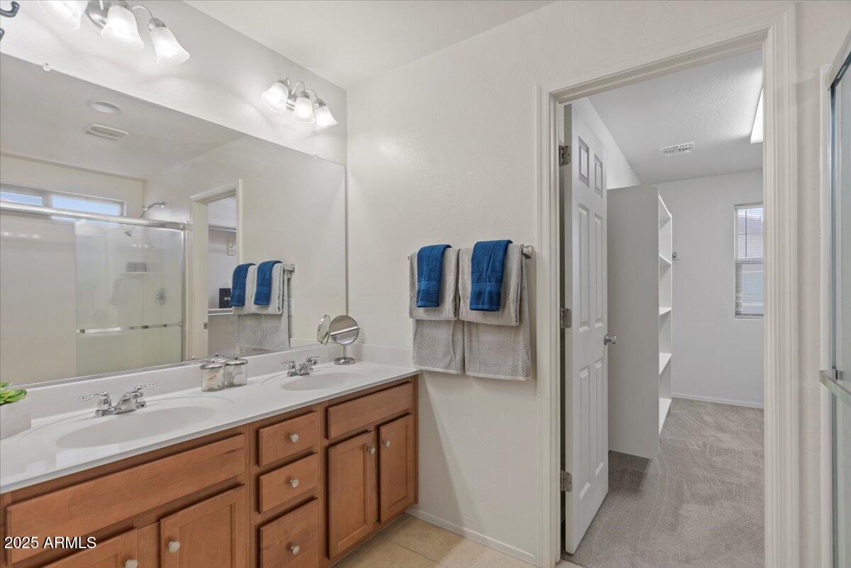 516 North Ranger Trail Gilbert, AZ 85234 - Photo 20 of 34 Primary bathroom