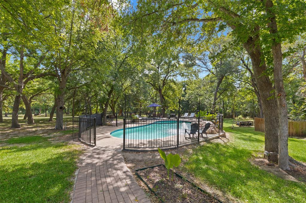 318 Ridge Creek Road Waxahachie, TX 75167 - Photo 33 of 40 Swimming pool with surrounding safety fence