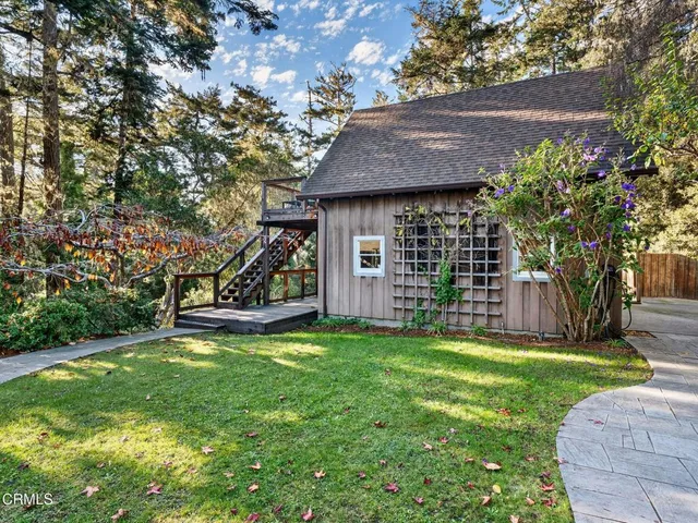 a view of entryway with wooden floor and fence