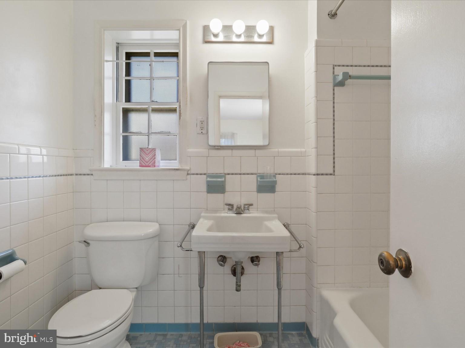1002 Beverley Drive Alexandria, VA 22302 - Photo 29 of 46 a bathroom with a sink mirror toilet and bathtub