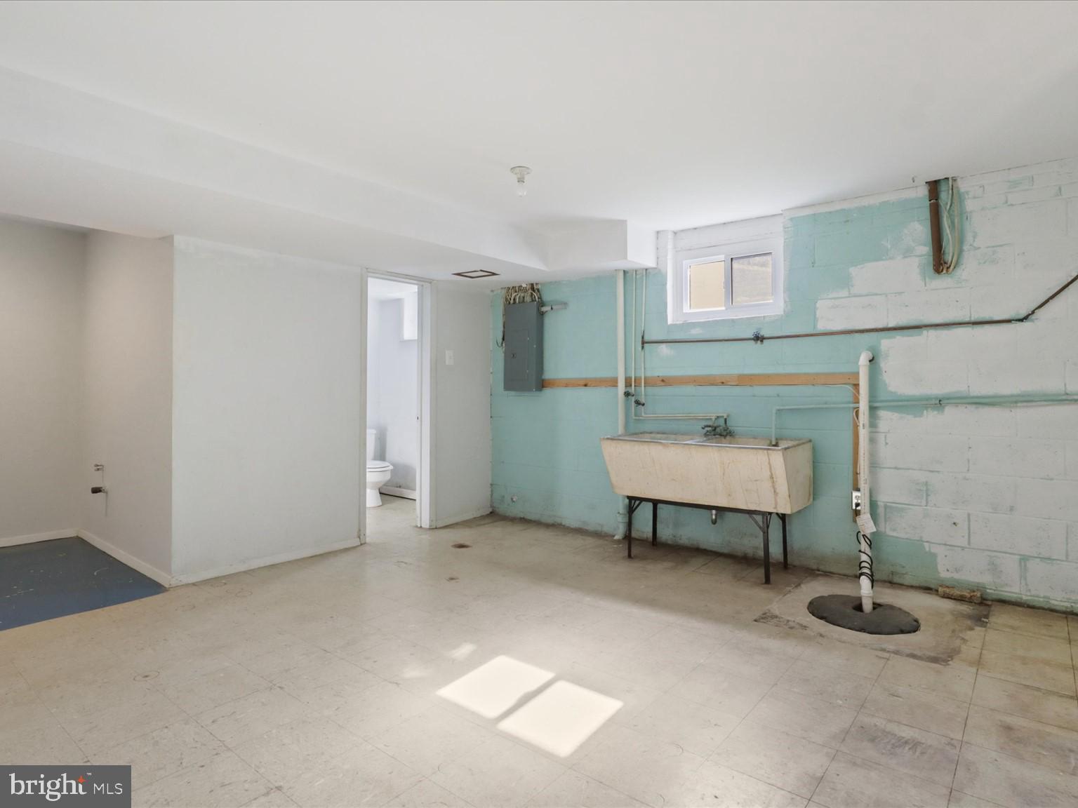 1002 Beverley Drive Alexandria, VA 22302 - Photo 38 of 46 a spacious bedroom with a bed and a table