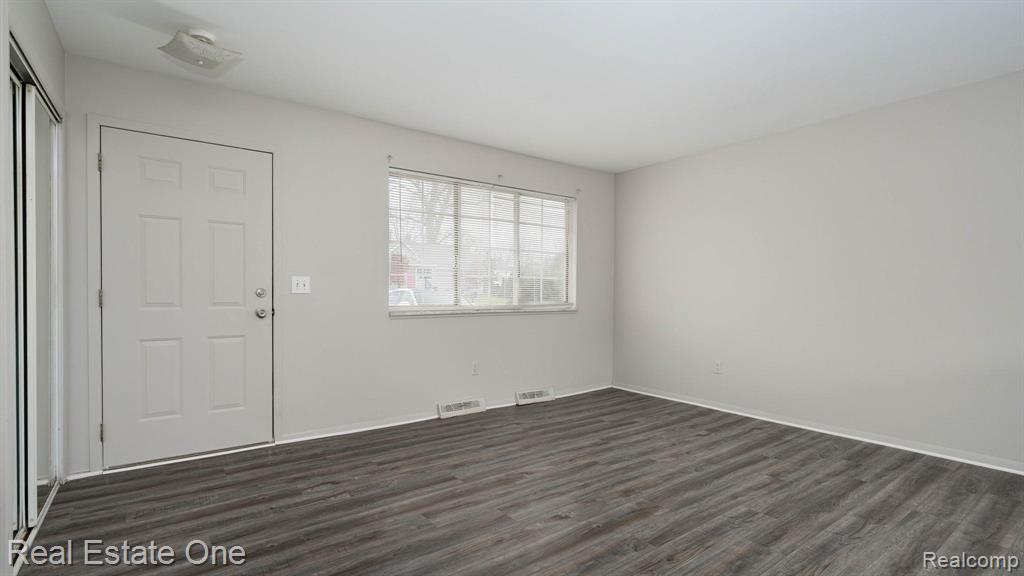 2745 Emmons Avenue Rochester Hills, MI 48307 - Photo 10 of 25