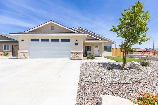 1017 Ocean Avenue Ridgecrest, CA 93555 - Photo 1 of 10 a front view of a house with a yard