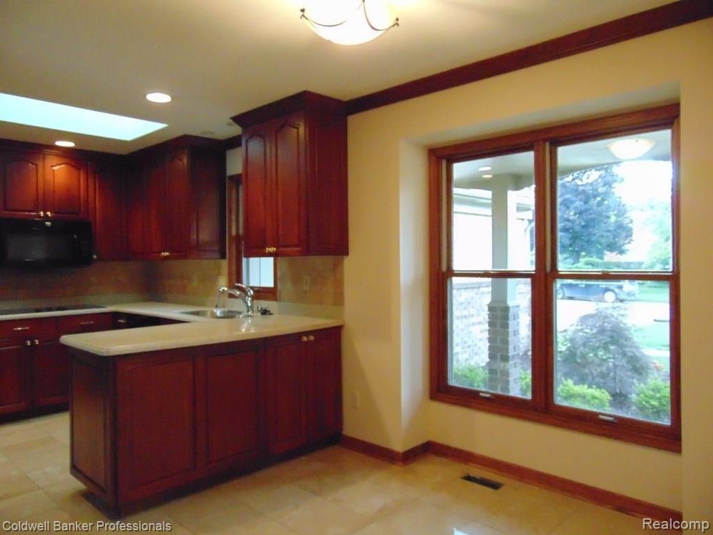 21237 Parklane Road Farmington Hills, MI 48335 - Photo 7 of 56